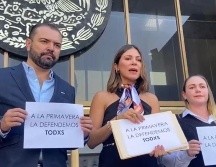 La denuncia fue presentada en conjunto con la diputada del Partido Verde, Erika Ramírez Pérez (der) y el coordinador emecista, Gerardo Quirino Velázquez Chávez (izq). ESPECIAL /
