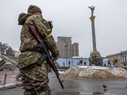 Militar ucraniano frente a la Plaza de la Independencia. EFE/R. Pilipey