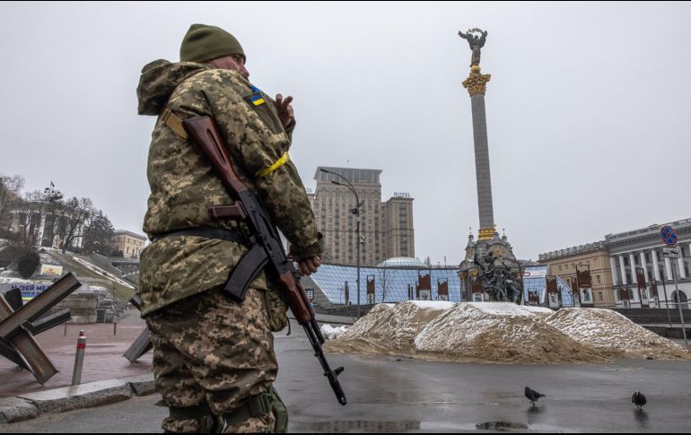 Militar ucraniano frente a la Plaza de la Independencia. EFE/R. Pilipey