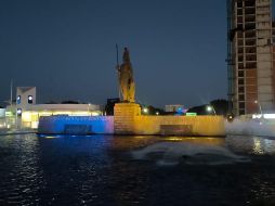 La Minerva iluminada con los colores de la bandera de Ucrania. ESPECIAL