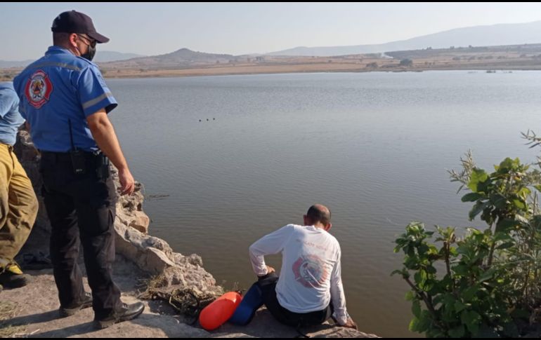Los rescatistas extrajeron el cuerpo, para entregarlo al personal del Instituto Jalisciense de Ciencias Forenses. Tlajomulco // Cortesía PC Tlajomulco