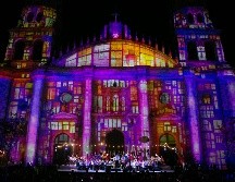 Tras la inauguración oficial, los asistentes comenzaron a movilizarse hacia las distintas zonas que conforman a GDLuz. EL INFORMADOR / G. Gallo