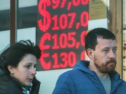 Afectación. La población de Rusia percibe la afectación a su moneda tras las medidas impuestas a su país. EFE