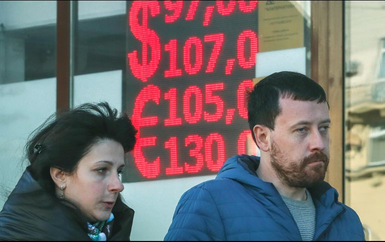 Afectación. La población de Rusia percibe la afectación a su moneda tras las medidas impuestas a su país. EFE
