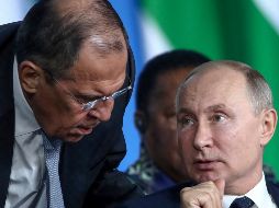 Serguéi Lavrov, ministro ruso del interior, al lado del presidente Vladimir Putin. AP/TASS/V. Sharifulin