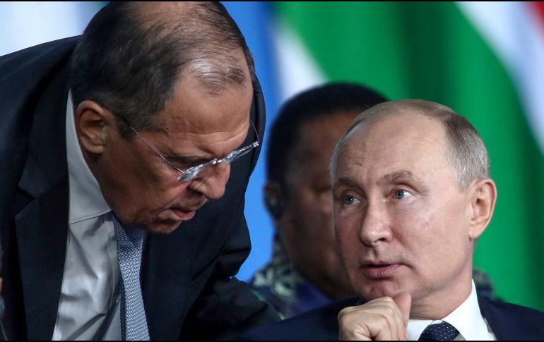 Serguéi Lavrov, ministro ruso del interior, al lado del presidente Vladimir Putin. AP/TASS/V. Sharifulin