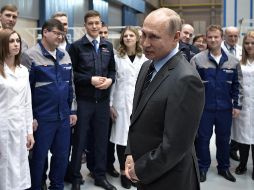 Vladirmir Putin en una visita a Energomash, empresa estatal productora de los motores RD-180 y RD-181, utilizados en los cohetes Atlas y Antares. EFE/Archivo