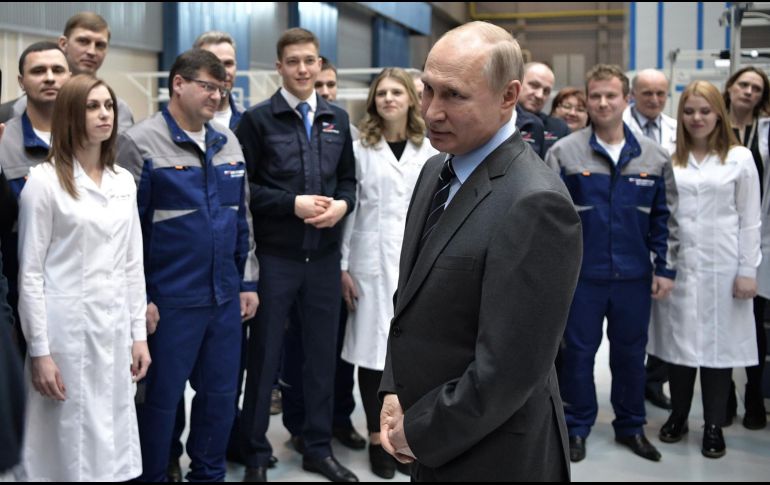 Vladirmir Putin en una visita a Energomash, empresa estatal productora de los motores RD-180 y RD-181, utilizados en los cohetes Atlas y Antares. EFE/Archivo