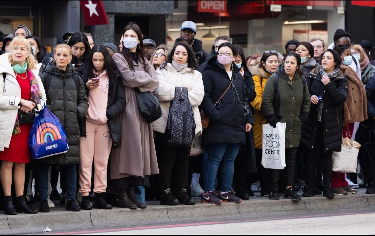 Personas en Londres esperando otro transportes debido a la huelga EFE / V. Flores