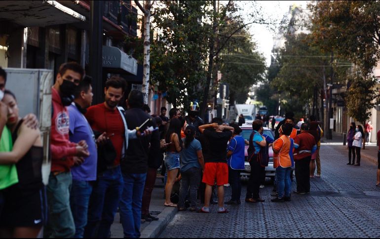 Cientos de personas salen de sus hogares o centros de trabajo en la Ciudad de México luego del sismo con magnitud 5.7 con epicentro en Veracruz. SUN / D. Sánchez