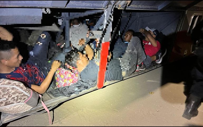 Algunas personas viajaban en la parte baja del vehículo donde se resguardan las maletas. TWITTER/@INAMI_mx