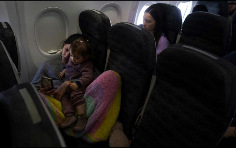 Mexicanos evacuados por el conflicto en Ucrania son repatriados en un vuelo proporcionado por el Gobierno mexicano. AP/F. Llano