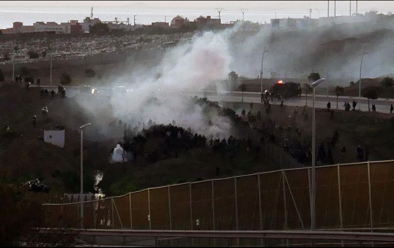 En la toma del paso fronterizo se han reportado enfrentamientos violentos entre los migrantes y guardias españoles. EFE/P. Sánchez