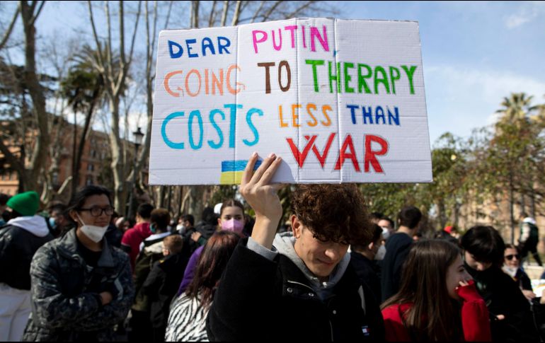 Ciudadanos alrededor del mundo se manifiestan para pedir un alto a la guerra entre Rusia y Ucrania. EFE / M. Percossi