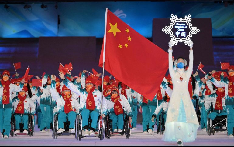 Atletas de China desfilan durante la inauguración de la fiesta paralímpica. AFP / M. Rasfan