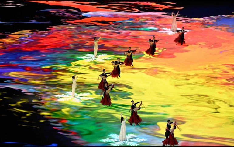 Bailarines se presentan en la ceremonia de inauguración de Beijing 2022. AFP / W. Zhao