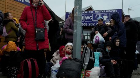 Personas huyendo de Ucrania reuniéndose en el borde de Polonia. El éxodo incluye a más de un millón de personas.   AP / Markus Schreiber