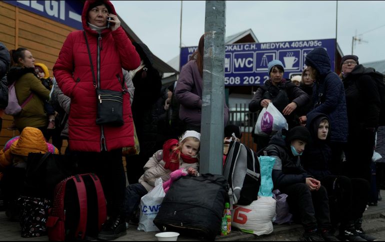 Personas huyendo de Ucrania reuniéndose en el borde de Polonia. El éxodo incluye a más de un millón de personas.   AP / Markus Schreiber