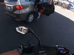 Sin pensarlo, el motociclista, de 20 años, se detuvo junto al auto y ayudó a que el niño regresara al interior. TikTok