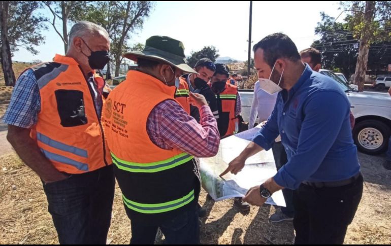 Álvarez Barragán realizó un recorrido en el punto, donde convergen las carreteras de cuota y libre, con personal de la SCT. ESPECIAL