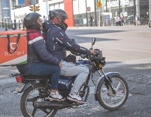La iniciativa propone que no se permita que dos personas circulen a bordo de una misma motocicleta. EL INFORMADOR