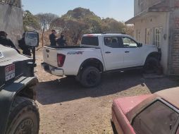 En la huida, los sospechosos chocaron la camioneta contra un domicilio y escaparon corriendo. ESPECIAL