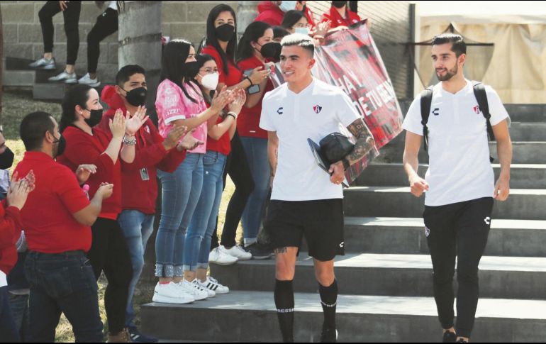 Antes de salir rumbo a la ciudad queretana, los Zorros fueron despedidos por miembros del staff rojinegro. ESPECIAL/Atlas FC