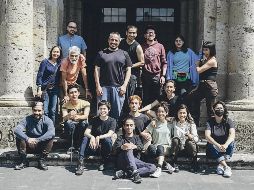 Actores y directores de la compañía tapatía Teatro Nómada posan desde el Museo Cabañas. EL INFORMADOR/G. Gallo