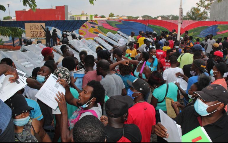 De origen africano y haitiano, los migrantes buscan su permiso de libre tránsito por todo el territorio mexicano. EFE/M. Blanco