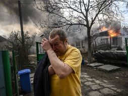 Yevghen Zbormyrsky reacciona frente a su casa en llamas después de que fuera alcanzada por un bombardeo en la ciudad de Irpin, en las afueras de Kiev. AFP/A. Messinis