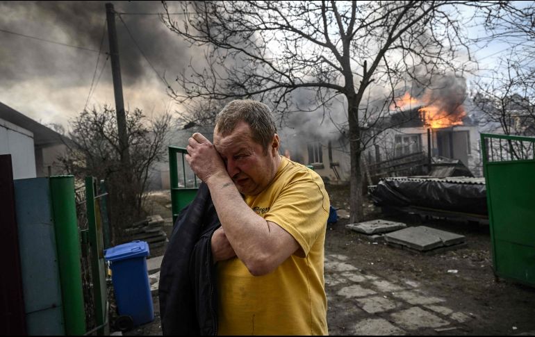 Yevghen Zbormyrsky reacciona frente a su casa en llamas después de que fuera alcanzada por un bombardeo en la ciudad de Irpin, en las afueras de Kiev. AFP/A. Messinis