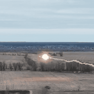 ¡Asombroso! Captan a helicóptero ruso derribado por misil ucraniano (VIDEO)