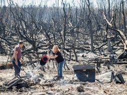 El incendio forestal ahora abarca más de mil 400 acres y continúa creciendo. AP/M. Fender