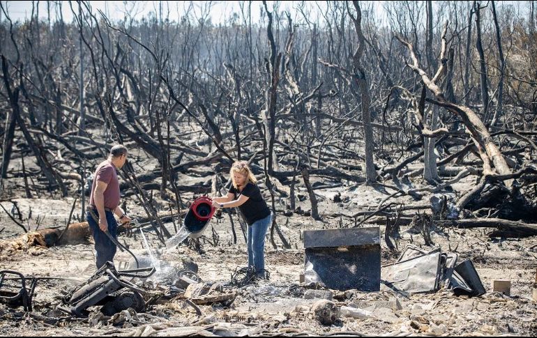 El incendio forestal ahora abarca más de mil 400 acres y continúa creciendo. AP/M. Fender