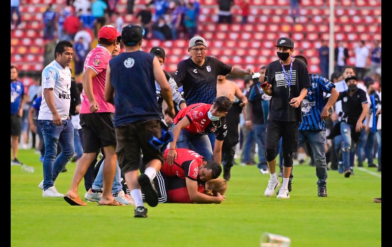 LAMENTABLE. Una vez más se hizo presente la violencia en un estadio del futbol mexicano. IMAGO7