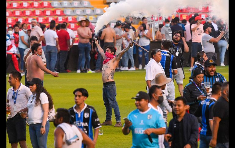 LAMENTABLE. Una vez más se hizo presente la violencia en un estadio del futbol mexicano. IMAGO7