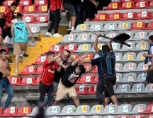 El partido entre Querétaro y Atlas fue suspendido debido a la violencia que se desencadenó por parte de porristas. AFP