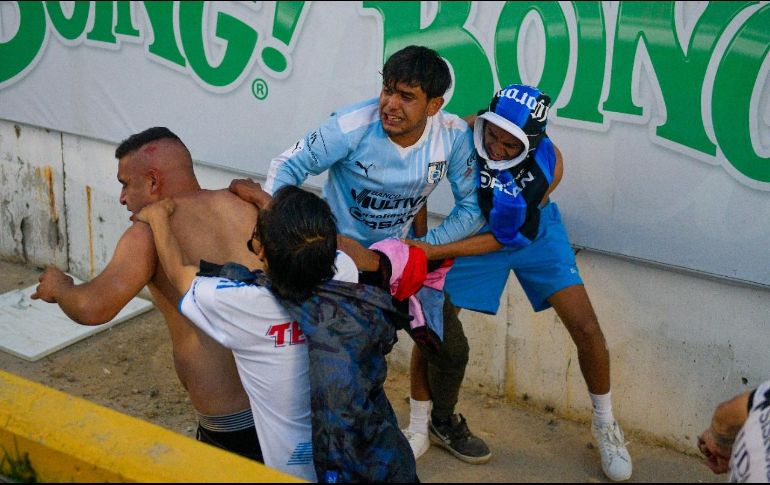 La violencia se generó durante el partido del sábado de Querétaro contra Atlas. AP