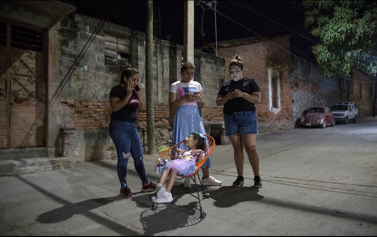 Familias salieron a las calles para prevenir heridas por derrumbes. EFE/L. Villalobos
