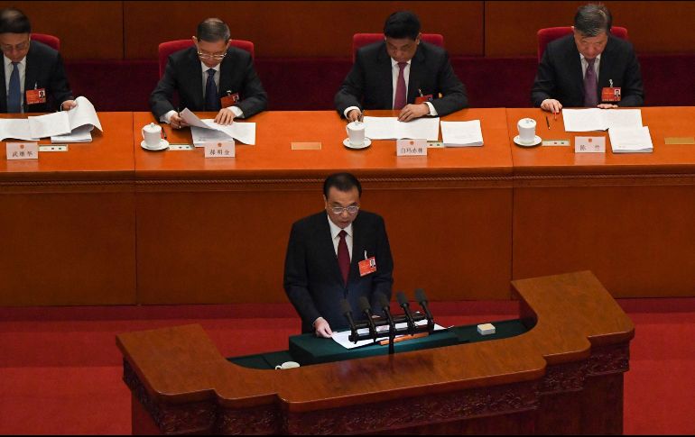 El primer ministro Li Keqiang desveló los pronósticos económicos para 2022 en el Gran Palacio del Pueblo. AFP/L. Ramírez