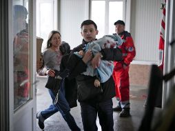 Según las autoridades, niños, mujeres y adultos mayores fueron víctimas de las agresiones cuando trataban de salir a través de un corredor seguro. AP/E. Maloletka