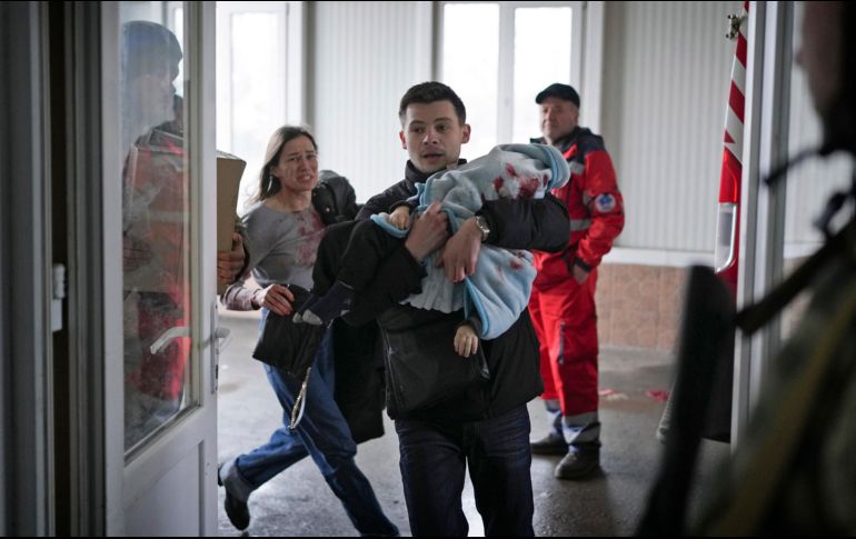Según las autoridades, niños, mujeres y adultos mayores fueron víctimas de las agresiones cuando trataban de salir a través de un corredor seguro. AP/E. Maloletka
