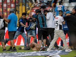 La Fiscalía de Querétaro indicó anoche que inició una carpeta de investigación por los delitos de homicidio en grado de tentativa y violencia en espectáculos deportivos. AP/S. González