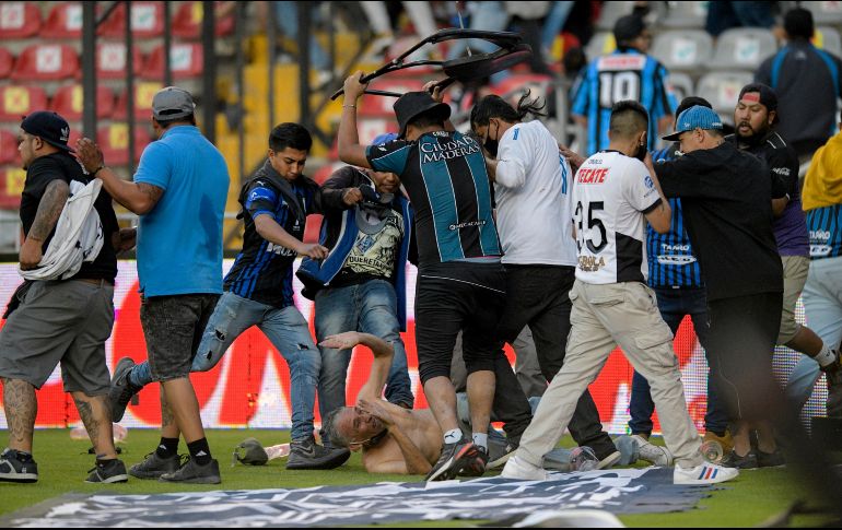 La Fiscalía de Querétaro indicó anoche que inició una carpeta de investigación por los delitos de homicidio en grado de tentativa y violencia en espectáculos deportivos. AP/S. González