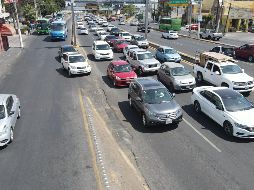 La vialidad, a la altura de Los Cubos, en el sentido Oriente-Poniente, está otra vez sin las bardas. EL INFORMADOR/A. Navarro