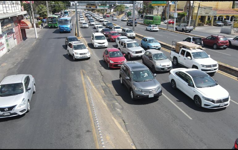La vialidad, a la altura de Los Cubos, en el sentido Oriente-Poniente, está otra vez sin las bardas. EL INFORMADOR/A. Navarro