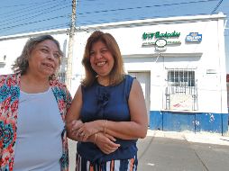 Catalina y María Luisa Partida González, actuales propietarias, posan frente a su negocio en la esquina de Juan Álvarez y Mariano Bárcena. EL INFORMADOR/A. Camacho