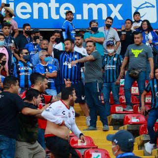 Querétaro vs Atlas: El conmovedor gesto de un niño a una aficionada rojinegra para que pudiera salir del estadio
