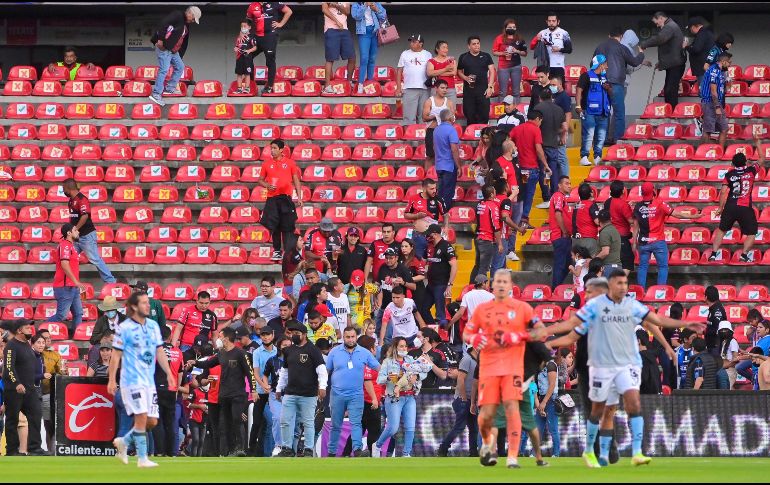 Aficionados de Gallos atacaron con objetos punzocortantes a seguidores rojinegros. IMAGO7