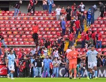 Aficionados de Gallos atacaron con objetos punzocortantes a seguidores rojinegros. IMAGO7